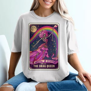 Camiseta "Viva la Drag Queen", carta del tarot "Esqueleto", arcoíris "Noche estrellada", arte único, gráfico colorido, inspirado en el orgullo.