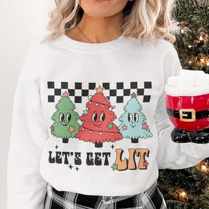 Groovy Christmas Sweatshirt, Funny Holiday Tee, Retro Tree Shirt, Let's Get Lit Sweatshirt, Świąteczny Top Sezonowy, Vintage Style Christmas