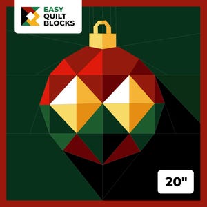 Op de afbeelding: Geometrisch kerstornamentontwerp in rood, geel en groen, met een gouden bovenkant. Het ornament staat tegen een donkergroene achtergrond met een rode rand. De tekst "EASY QUILT BLOCKS" staat in de linkerbovenhoek. Het ornament is 50,8 cm groot.