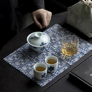 El juego de té portátil para viajes al aire libre con pétalos azules y blancos pintados a mano es imprescindible para viajes al aire libre.