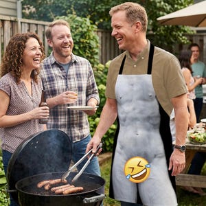 Może przedstawiać: Fartuch kuchenny z realistycznym nadrukiem umięśnionego tułowia i brzucha, z żółtym śmiejącym się emoji zakrywającym dolną część. Fartuch ma czarne paski boczne i jest noszony na beżowej koszuli z krótkim rękawem.