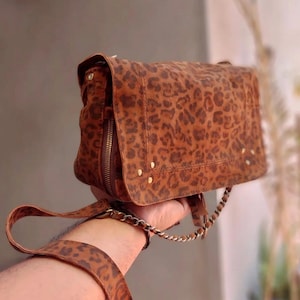 Sac à bandoulière en daim fait main au Maroc - Sac à main bohème à imprimé léopard - Sac en cuir artisanal avec fermeture à glissière - Sac messager à imprimé animal, Cadeau pour elle