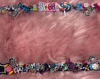 Handgefertigtes Nummernschild Rahmen mit Einzigartigen Anhängern & Aufklebern