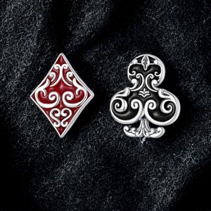 Pendientes Asimétricos de Corazón de Póker en Plata 925 – Pendientes Negros y Rojos, Joyería Gótica, Aretes de Cartas de Póker