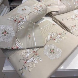 Set copripiumino con luccio ricamato a mano, biancheria da letto in raso di cotone color cappuccino da 7 pezzi, set da dote rococò con pizzo ad ago, copripiumino floreale di lusso