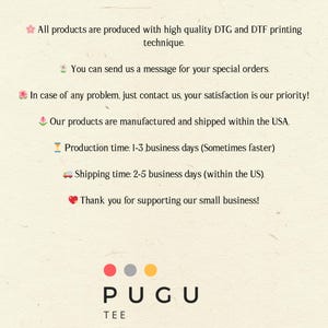 Puede incluir: Fondo color crema con texto sobre la calidad del producto, pedidos especiales y satisfacci&oacute;n del cliente. El texto tambi&eacute;n menciona los tiempos de producci&oacute;n y env&iacute;o dentro de los EE. UU. El logotipo "PUGU TEE" est&aacute; en la parte inferior.