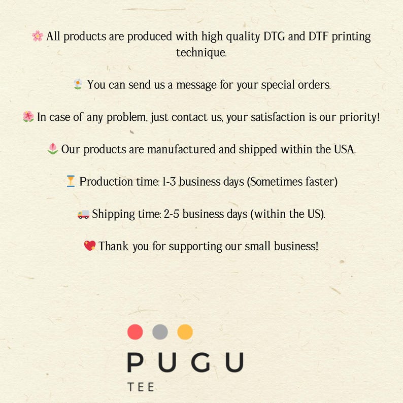 Puede incluir: Fondo color crema con texto sobre la calidad del producto, pedidos especiales y satisfacci&oacute;n del cliente. El texto tambi&eacute;n menciona los tiempos de producci&oacute;n y env&iacute;o dentro de los EE. UU. El logotipo "PUGU TEE" est&aacute; en la parte inferior.