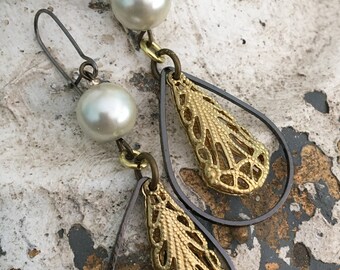 Simple mixed metal-pearl dangle earrings