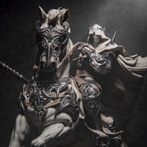 Può includere: Scultura dettagliata di un cavaliere con armatura completa a cavallo bianco. L'armatura del cavaliere è finemente progettata con dettagli in metallo scuro e un elmo. Anche il cavallo ha un'armatura dettagliata. La scena è ambientata su uno sfondo scuro.