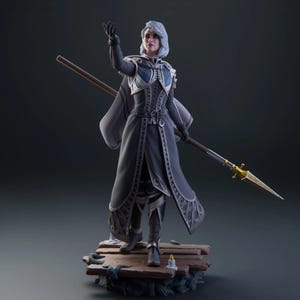 Puede incluir: Figura detallada de una mujer con un atuendo gris oscuro y azul, sosteniendo una lanza. La figura está sobre una plataforma de madera con una vela. La mujer tiene el pelo corto y blanco y lleva un abrigo largo con detalles intrincados.