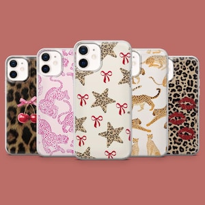 Puede incluir: Una colecci&oacute;n de cinco fundas para tel&eacute;fonos con varios dise&ntilde;os. Las fundas presentan patrones como estampado de leopardo, guepardos rosas, estrellas, lazos rojos y labios rojos. Las fundas se muestran sobre un fondo rojo liso.