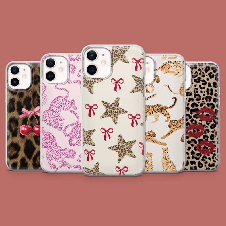 Puede incluir: Una colecci&oacute;n de cinco fundas para tel&eacute;fonos con varios dise&ntilde;os. Las fundas presentan patrones como estampado de leopardo, guepardos rosas, estrellas, lazos rojos y labios rojos. Las fundas se muestran sobre un fondo rojo liso.