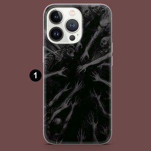 Pode incluir: Capa de telefone preta e branca com um gr&aacute;fico de muitas m&atilde;os que se estendem da escurid&atilde;o.