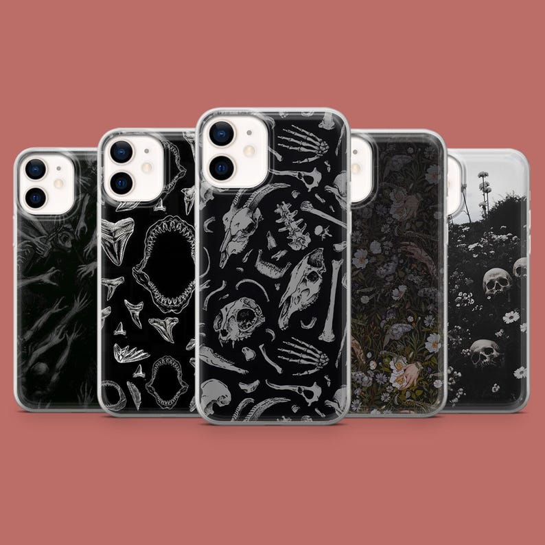 Pode incluir: Conjunto de cinco capas transparentes para telem&oacute;vel com diferentes designs gr&aacute;ficos a preto e branco. Os designs incluem ossos, cr&acirc;nios, flores e uma mand&iacute;bula de tubar&atilde;o.