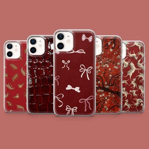 Może przedstawiać: Pięć różnych etui na telefon z różnymi wzorami. Etui są wszystkie czerwone i mają przezroczyste plastikowe plecy. Wzory obejmują wzór czerwono-białych kokardek, czerwono-biały wzór kwiatowy, czerwono-biały nadruk zwierzęcy, czerwono-biały wzór geometryczny i czerwono-biały wzór abstrakcyjny.