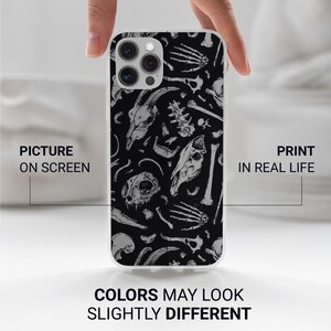 Pode incluir: Uma capa de telefone transparente com um design esquel&eacute;tico preto e branco. O design apresenta ossos, cr&acirc;nios e outros elementos anat&ocirc;micos.  "Picture on screen" e "Print in real life" est&atilde;o escritos na imagem.