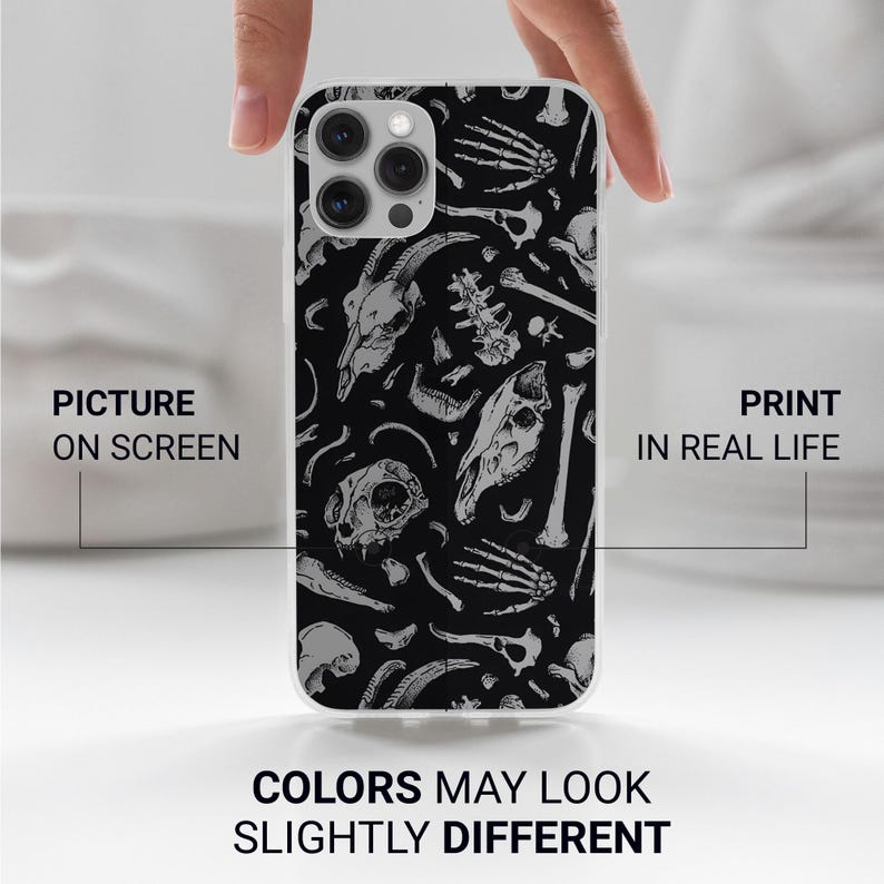 Pode incluir: Uma capa de telefone transparente com um design esquel&eacute;tico preto e branco. O design apresenta ossos, cr&acirc;nios e outros elementos anat&ocirc;micos.  "Picture on screen" e "Print in real life" est&atilde;o escritos na imagem.