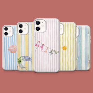 Puede incluir: Una colección de fundas para teléfonos con diseños de playa. Cada funda presenta un patrón de rayas verticales en varios colores, incluyendo azul, amarillo y rosa. Algunas fundas tienen ilustraciones de una concha, una sombrilla y bikinis colgados.