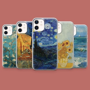 Può includere: Cinque diverse custodie per telefono con dipinti famosi di Vincent van Gogh. Le custodie presentano i dipinti "La notte stellata", "Caffè all'aperto di notte", "Girasoli" e "Campo di grano con corvi".