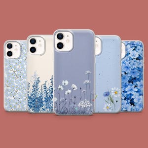Könnte beinhalten: Satz mit fünf transparenten Handyhüllen mit verschiedenen Blumenmustern. Die Hüllen zeigen blaue und weiße Blumen auf hellblauem Hintergrund.