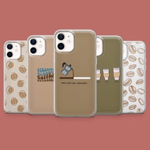 Puede incluir: Conjunto de cinco fundas para teléfono con diferentes diseños de temática de café. Una funda presenta una cafetera vertiendo café, otra tiene un patrón de granos de café y otra tiene el texto "Stress less, bless coffee, obsessed".