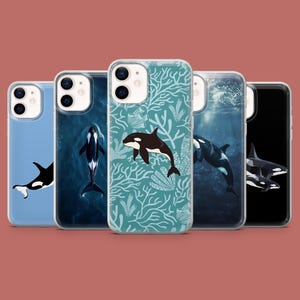 Op de afbeelding: Een verzameling telefoonhoesjes met orka-walvisontwerpen. De hoesjes tonen verschillende afbeeldingen van orka's, waaronder illustraties en onderwater scènes. Kleuren zijn blauw, zwart en wit. Sommige hoesjes hebben een transparante achtergrond, andere hebben patronen.