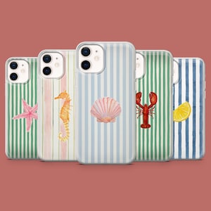 Peut inclure: Plusieurs coques de téléphone sur le thème marin. Chaque coque présente un motif à rayures verticales dans des couleurs variées, notamment le vert, le rose, le bleu et le blanc. Les coques sont ornées d'illustrations à l'aquarelle d'une étoile de mer, d'un hippocampe, d'un coquillage, d'un homard et d'une tranche de citron.