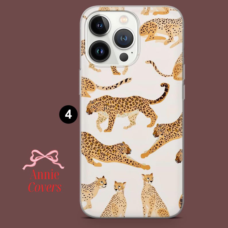 Puede incluir: Funda de tel&eacute;fono transparente con un patr&oacute;n repetido de leopardos estilizados en varias poses. Los leopardos son de color beige con manchas marrones, sobre un fondo blanco. La funda tiene un borde transparente y el texto "Annie Covers".