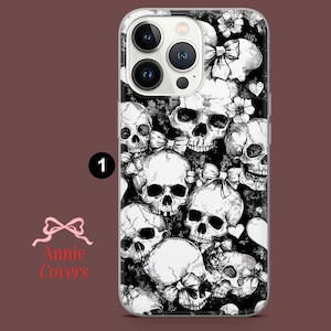Puede incluir: Una funda transparente para tel&eacute;fono con un dise&ntilde;o de calavera en blanco y negro. La funda presenta una variedad de calaveras con diferentes expresiones y detalles. Las calaveras est&aacute;n dispuestas en un patr&oacute;n aleatorio y est&aacute;n rodeadas de un fondo negro.