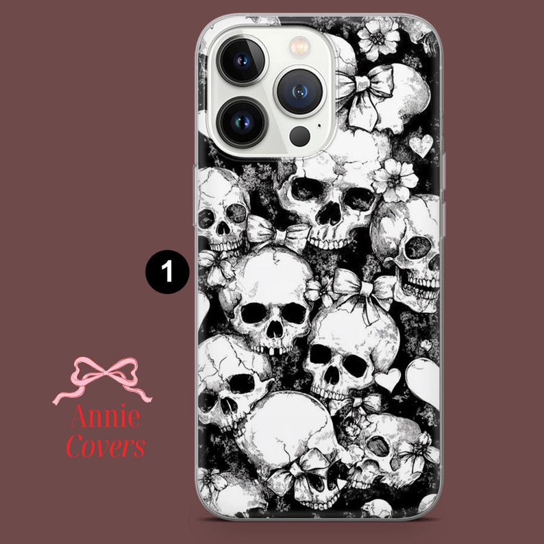 Puede incluir: Una funda transparente para tel&eacute;fono con un dise&ntilde;o de calavera en blanco y negro. La funda presenta una variedad de calaveras con diferentes expresiones y detalles. Las calaveras est&aacute;n dispuestas en un patr&oacute;n aleatorio y est&aacute;n rodeadas de un fondo negro.