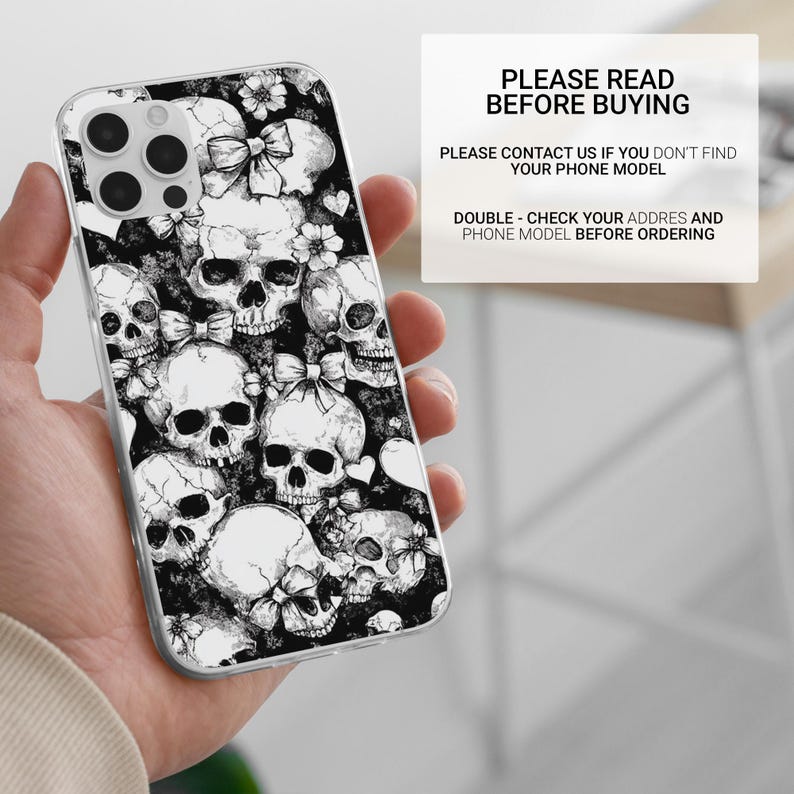 Puede incluir: Una funda transparente para tel&eacute;fono con un patr&oacute;n de calaveras en blanco y negro. La funda tiene un recorte para el objetivo de la c&aacute;mara y los botones. POR FAVOR, LEA ANTES DE COMPRAR. POR FAVOR, CONT&Aacute;CTENOS SI NO ENCUENTRA SU MODELO DE TEL&Eacute;FONO. REVISE DOBLEMENTE SU DIRECCI&Oacute;N Y MODELO DE TEL&Eacute;FONO ANTES DE PEDIR.