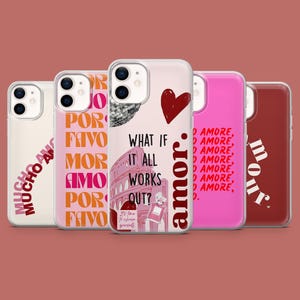 Op de afbeelding: Een verzameling telefoonhoesjes met verschillende ontwerpen en tekst. Eén hoesje toont de woorden "MUCHO AMOR" in roze en rood. Een ander toont "POR FAVOR AMOR" in oranje en roze. Andere hoesjes hebben de zinnen "WHAT IF IT ALL WORKS OUT?" en "amor."