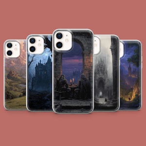 Puede incluir: Una colección de cinco fundas para teléfono con ilustraciones de paisajes de fantasía. Cada funda muestra una escena diferente, incluyendo castillos, arcos y figuras con capas. La paleta de colores incluye azules, morados y verdes.