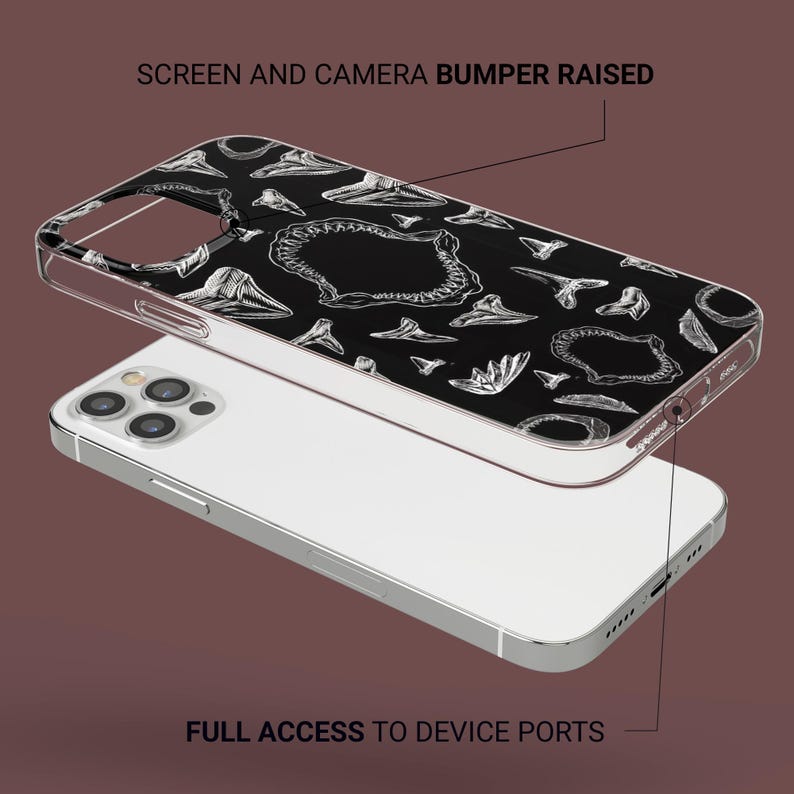 Pode incluir: Uma capa transparente para telefone com uma estampa em preto e branco de dentes e mand&iacute;bulas de dinossauro. A capa tem um para-choque elevado para proteger a tela e a c&acirc;mera. "SCREEN AND CAMERA BUMPER RAISED" e "FULL ACCESS TO DEVICE PORTS" est&atilde;o escritos na imagem.