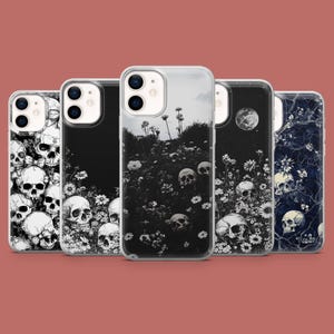 Puede incluir: Conjunto de seis fundas transparentes para tel&eacute;fono con diferentes dise&ntilde;os de calaveras en blanco y negro. Los dise&ntilde;os incluyen calaveras con flores, calaveras con una luna y calaveras con un fondo oscuro.