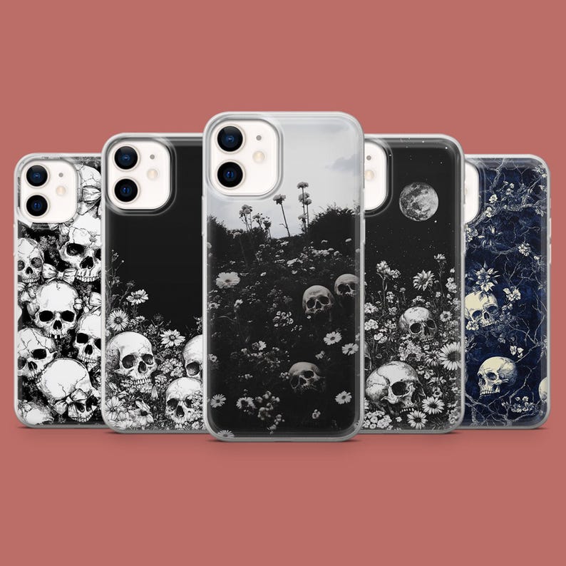 Puede incluir: Conjunto de seis fundas transparentes para tel&eacute;fono con diferentes dise&ntilde;os de calaveras en blanco y negro. Los dise&ntilde;os incluyen calaveras con flores, calaveras con una luna y calaveras con un fondo oscuro.