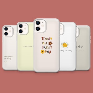 Puede incluir: Cinco fundas de teléfono diferentes con varios diseños. La primera funda tiene un fondo amarillo con la palabra "OPTIMISM" impresa en ella. La segunda funda tiene un fondo blanco con el texto "TODAY IS A GREAT DAY" impreso en marrón, naranja y amarillo. La tercera funda tiene un fondo blanco con un sol amarillo con una cara sonriente y el texto "things are coming." La cuarta funda tiene un fondo beige con un pequeño dibujo de una flor y el texto "RAIN, NO FLOWERS." La quinta funda tiene un fondo blanco con una cara sonriente y el texto "See good in all things."
