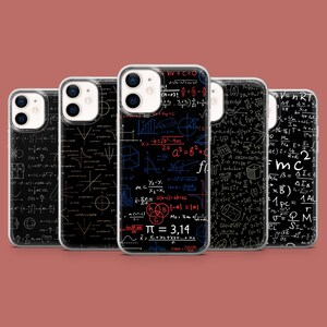 Op de afbeelding: Vijf telefoonhoesjes met een zwarte achtergrond en een transparante rand. Elke hoes heeft een uniek ontwerp van wiskundige vergelijkingen, formules en symbolen in wit, blauw en rood. De hoesjes zijn voor een smartphone.