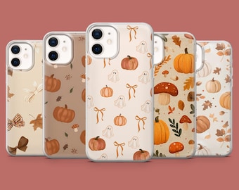Puede incluir: Cinco fundas para teléfono con diseños otoñales. Las fundas presentan ilustraciones de calabazas, fantasmas, setas y hojas en tonos naranja, marrón y beige. Cada funda tiene una cubierta protectora transparente.