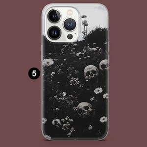 Pode incluir: Uma capa transparente para telefone com uma imagem em preto e branco de caveiras e flores. A imagem tem uma est&eacute;tica escura e melanc&oacute;lica.
