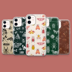 Könnte beinhalten: Fünf Smartphone-Hüllen in einer Reihe, jede mit einem eigenen Insektenmuster. Die Designs umfassen weiße Strichzeichnungen auf beigen, dunkelgrünen und braunen Hintergründen sowie farbenfrohe Motten- und Käferillustrationen auf cremefarben.