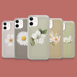 Op de afbeelding: Een verzameling van vijf telefoonhoesjes met bloemmotieven. De hoesjes tonen verschillende bloemen, waaronder madeliefjes, rozen en witte bloesems, in aquarel stijl. De hoesjes hebben een transparante rand en staan tegen een gedempte rode achtergrond.