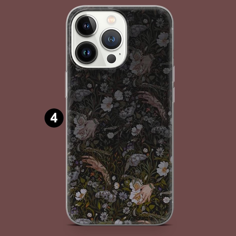 Pode incluir: Uma capa transparente para telefone com um design floral preto e branco com m&atilde;os e borboletas. A capa tem uma sali&ecirc;ncia de c&acirc;mera elevada com tr&ecirc;s lentes.