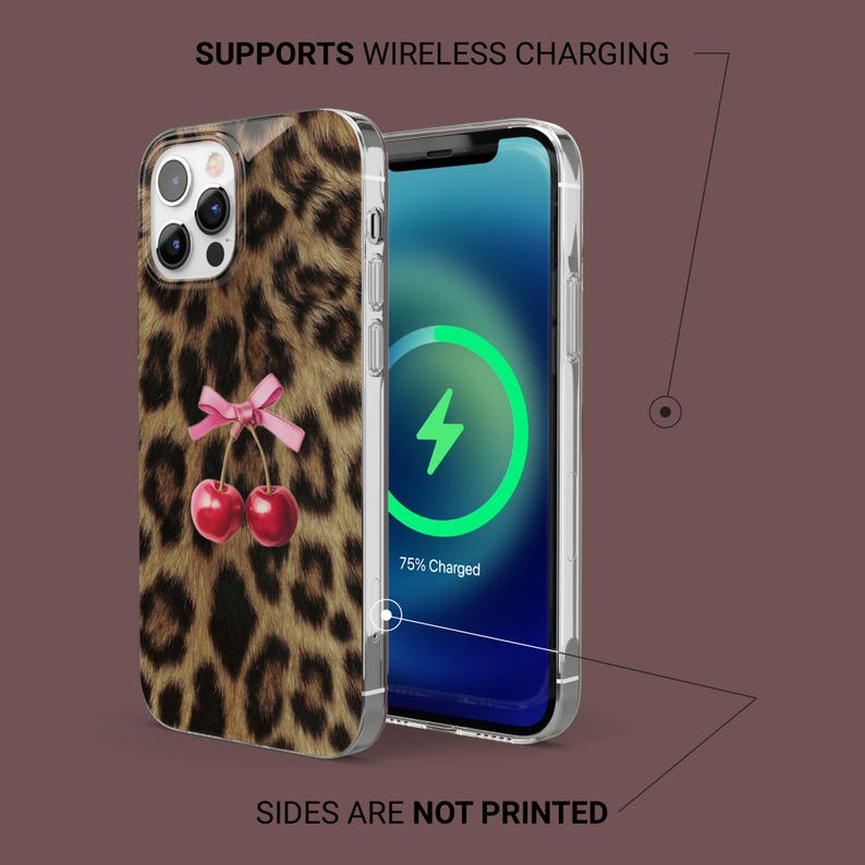 Puede incluir: Funda transparente para tel&eacute;fono con estampado de leopardo, un lazo rosa y dos cerezas rojas. La pantalla del tel&eacute;fono muestra un s&iacute;mbolo de carga verde. Texto: SUPPORTS WIRELESS CHARGING y SIDES ARE NOT PRINTED.