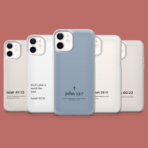 Może przedstawiać: Pięć przezroczystych etui na telefon z nadrukowanymi różnymi wersetami biblijnymi. Etui są przeznaczone do iPhone'a 13 Pro Max. Wersety to Izajasza 41:13, Izajasza 30:18, Jana 13:7, Izajasza 29:11 i Izajasza 60:22.
