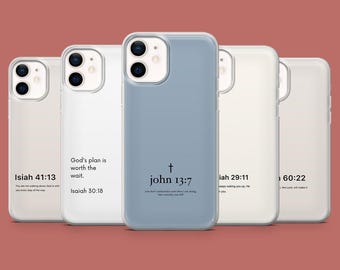 Puede incluir: Cinco fundas transparentes para teléfono con diferentes versículos bíblicos impresos en ellas. Las fundas son todas para el iPhone 13 Pro Max. Los versículos son Isaías 41:13, Isaías 30:18, Juan 13:7, Isaías 29:11 e Isaías 60:22.