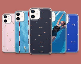 Könnte beinhalten: Fünf verschiedene Handyhüllen mit verschiedenen Designs zum Thema Schwimmen. Die Hüllen sind transparent und zeigen das Objektiv der Handykamera. Die Designs beinhalten einen Schwimmer in einem Schwimmbad, ein blau-weiß gestreiftes Muster, ein blau-weißes Muster mit Schwimmern, ein dunkelblaues Muster mit Schwimmern und ein blaues Muster mit Schwimmern.