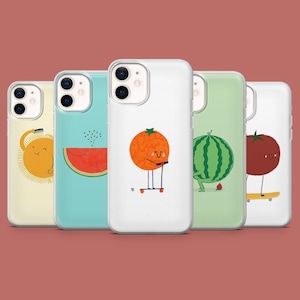 Peut inclure: Cinq étuis de téléphone différents avec des illustrations de fruits colorés. Les étuis sont blancs, bleu clair, vert clair et marron clair. Les fruits sont une pastèque, une orange, une pastèque, une tomate et un soleil.