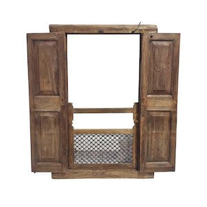 Peut inclure: Un cadre de fenêtre en bois rustique avec deux volets. Le cadre est de couleur marron chaud, avec un grain de bois visible et des zones d'usure. Un écran en treillis métallique est visible dans la partie inférieure.