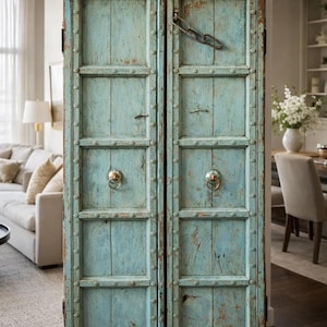 Porta antiga, azul desbotado com ferragens de ferro, A 175 x L 80 x P 8 cm, peça única, divisória de ambientes, parede divisória nº 22229B